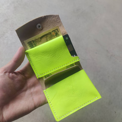 【Creema限定】本革蛍光 ビビッドなネオンイエローレザーのコンパクトなミニ財布とキーケースのセット 6枚目の画像