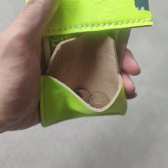 【Creema限定】本革蛍光 ビビッドなネオンイエローレザーのコンパクトなミニ財布とキーケースのセット 4枚目の画像