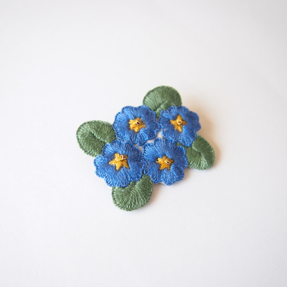 ［新作・受注制作］プリムラの刺繍ブローチ（blue） 3枚目の画像