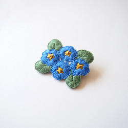 ［新作・受注制作］プリムラの刺繍ブローチ（blue） 4枚目の画像