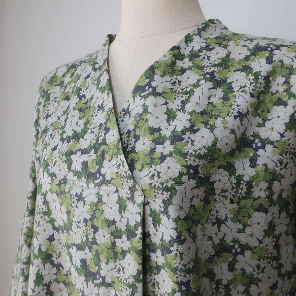 亮綠色花卉圖案襯衫❣️V領前褶襯衫（均碼/圖案） 第11張的照片