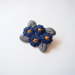 ［新作・受注制作］プリムラの刺繍ブローチ（navy） 3枚目の画像