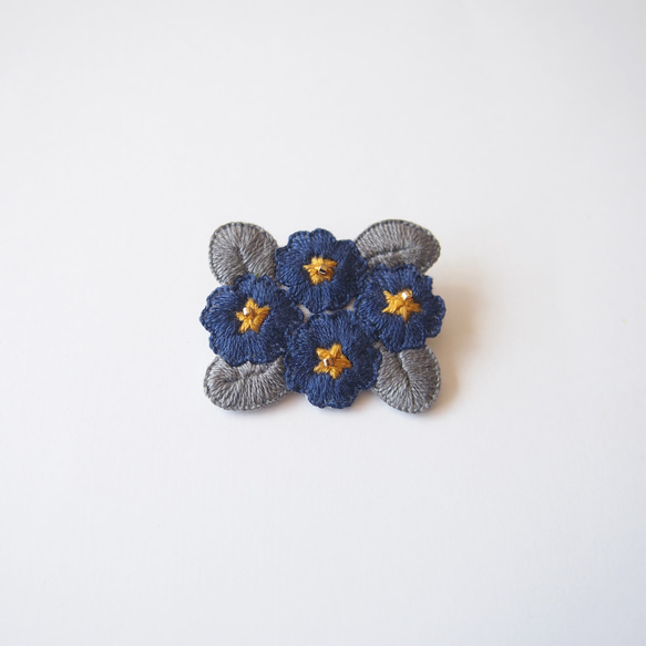 ［新作・受注制作］プリムラの刺繍ブローチ（navy） 2枚目の画像