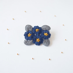 ［新作・受注制作］プリムラの刺繍ブローチ（navy） 1枚目の画像