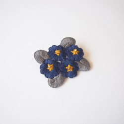 ［新作・受注制作］プリムラの刺繍ブローチ（navy） 4枚目の画像