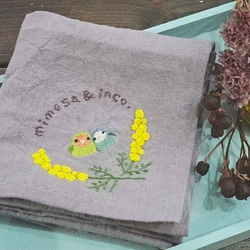 手縫い&手刺繍ハンカチ(ミモザとコザクラインコ) 1枚目の画像