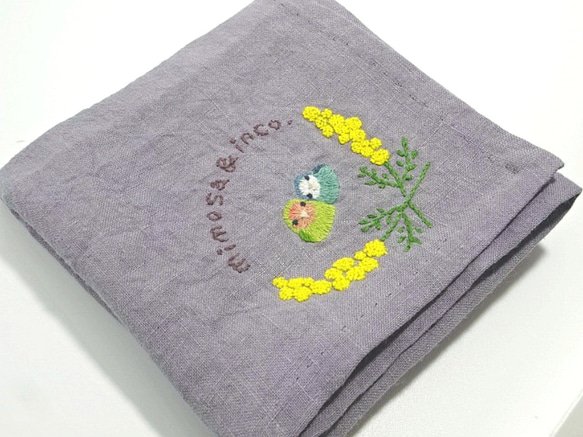 手縫い&手刺繍ハンカチ(ミモザとコザクラインコ) 6枚目の画像