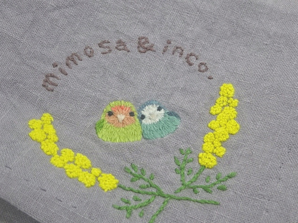 手縫い&手刺繍ハンカチ(ミモザとコザクラインコ) 7枚目の画像