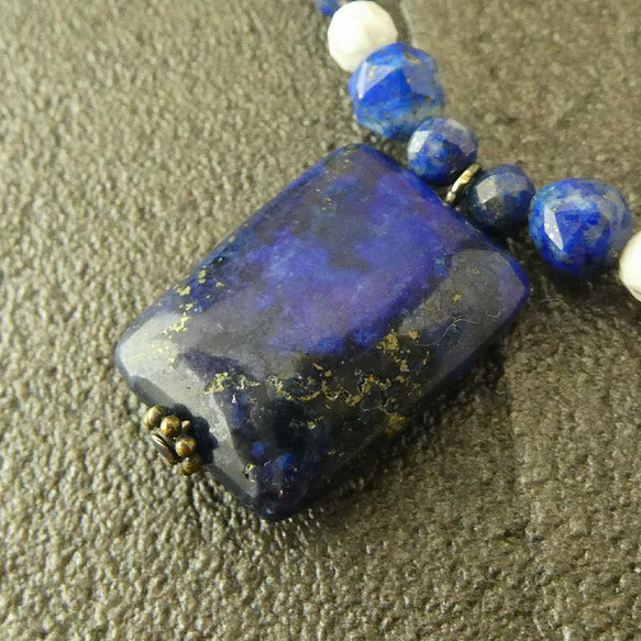 天然石チョーカー　「ラピスラズリ・レクタングル」　ラピスラズリ　ハウライト　青と白　天然石チョーカー　一点物 2枚目の画像