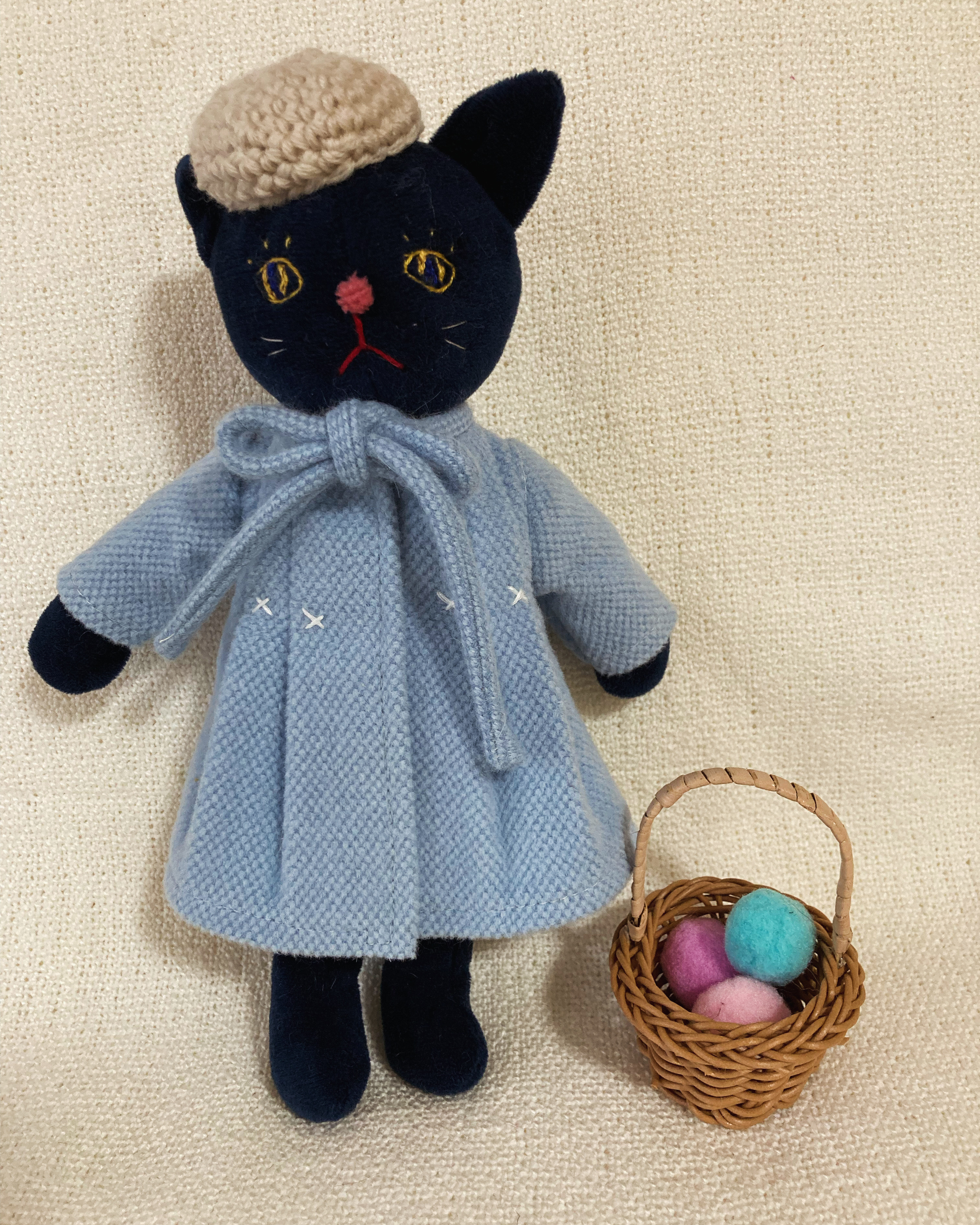 ブルーのコートの黒ねこちゃん