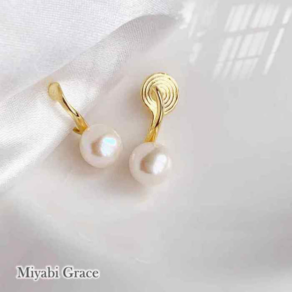 淡水珍珠耳環流行無痛無孔金色白色優雅簡約矽膠套正品珍珠耳環 第7張的照片