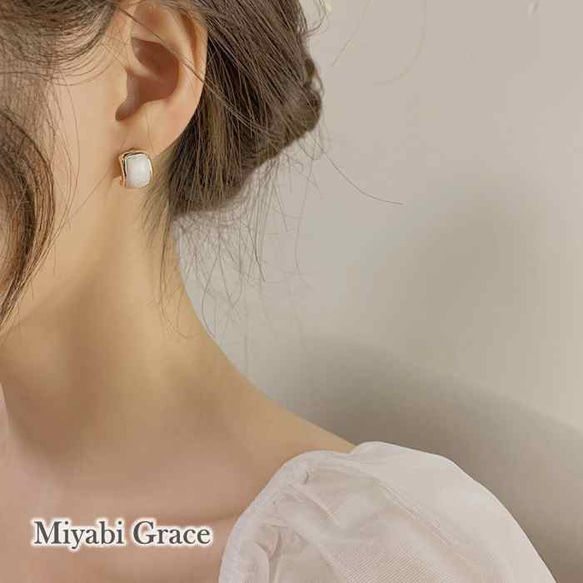 白色耳環流行無痛無孔金色簡約矽膠套簡約白色大理石耳環 第7張的照片