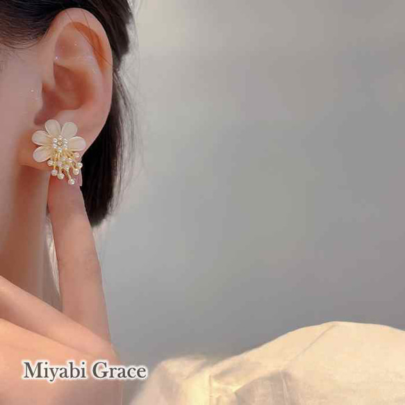 花朵耳環流行無痛無孔金色超大白色矽膠套可愛花朵耳環 第4張的照片