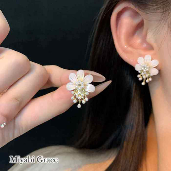 花朵耳環流行無痛無孔金色超大白色矽膠套可愛花朵耳環 第3張的照片