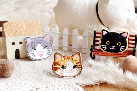 (1枚選ぶ) 猫 刺繍アイロンワッペン シールタイプ 白猫, 茶トラ猫, グレー白猫, 黒猫 4枚目の画像