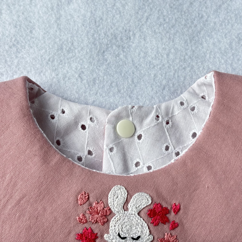 ハンドメイド刺繍スタイ】桜咲くうっとりうさぎさん刺繍スタイ