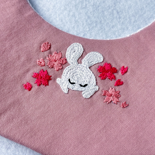ハンドメイド刺繍スタイ】桜咲くうっとりうさぎさん刺繍スタイ