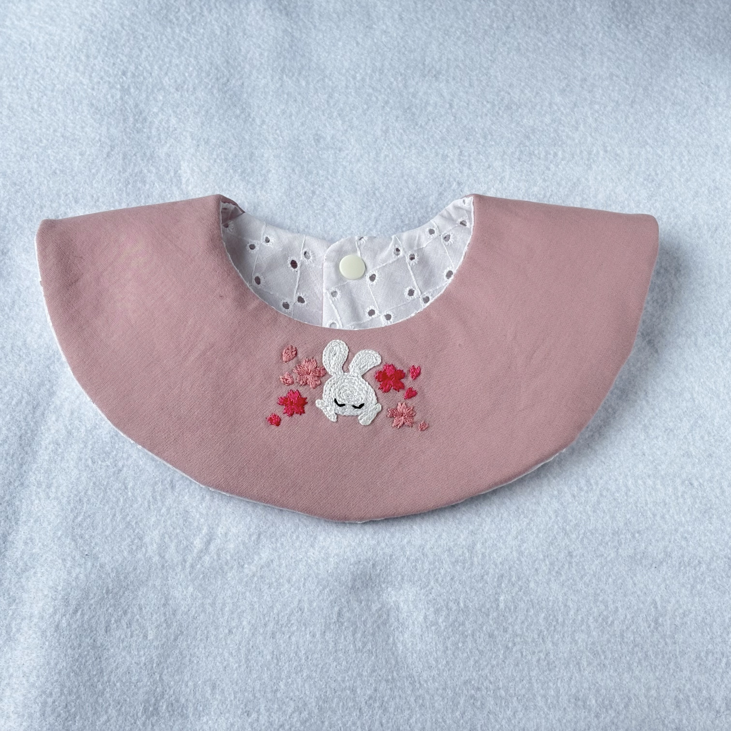 ハンドメイド刺繍スタイ】桜咲くうっとりうさぎさん刺繍スタイ