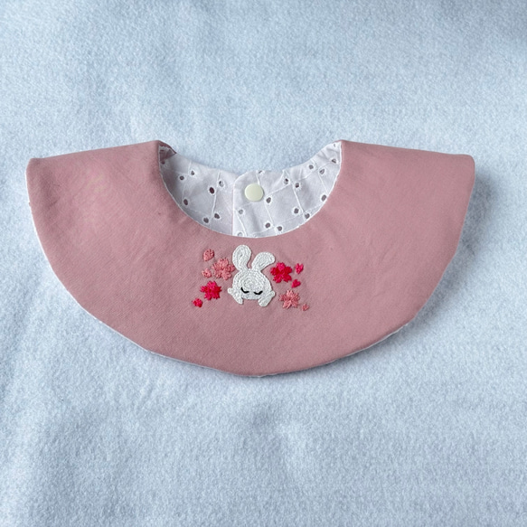 ハンドメイド刺繍スタイ】桜咲くうっとりうさぎさん刺繍スタイ