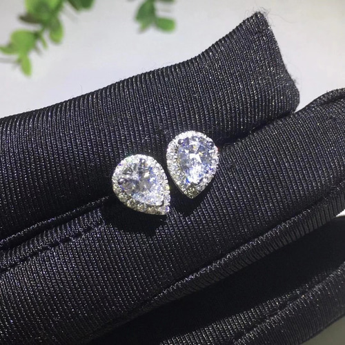 最高級✨フラワーモチーフ ピアス✨モアサナイト✨ダイヤモンドイヤリング newデザイン】ペアシェイプ モアサナイト ダイヤ ピアス K18WG ピアス