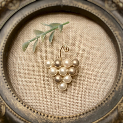 grape motif  葡萄のブローチ〈mosaic〉シルキーパール  white・beige 5枚目の画像