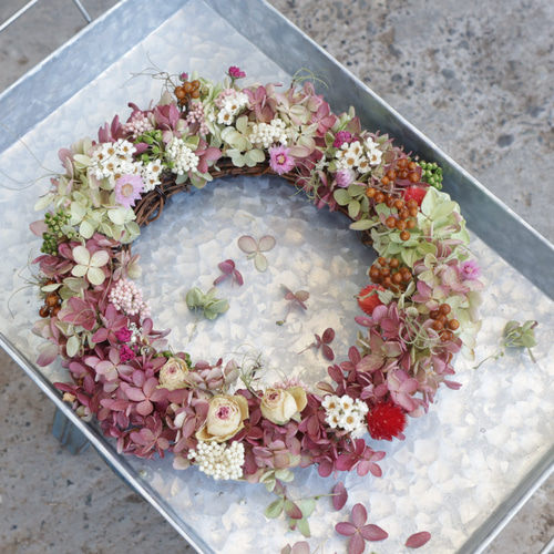 紫陽花と花々のリース 花々と紫陽花のナチュラルリース