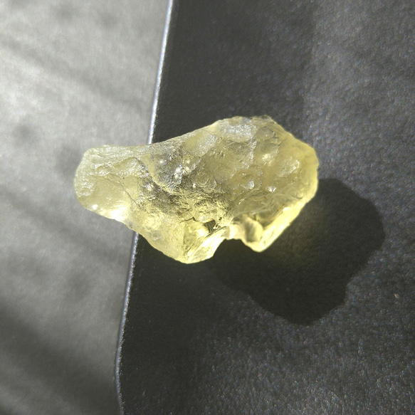 天然未加工　小サイズ　リビアングラス（ゴールデンテクタイト） クリストバライト　天然ガラス　隕石　天然石インテリア・置物 6枚目の画像