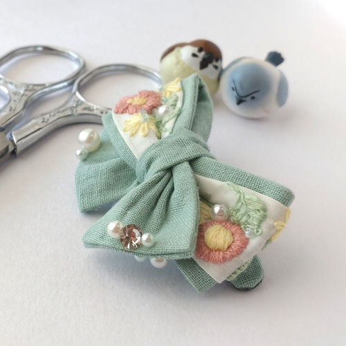 お花の刺繍とビーズで仕立てたパッチンピン ヘアピン yacchi 通販 