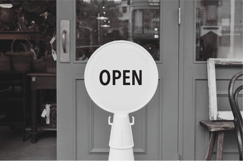 白い三角コーンで作るオシャレな看板「OPEN/CLOSE・シンプル」PREFAB SIGN
