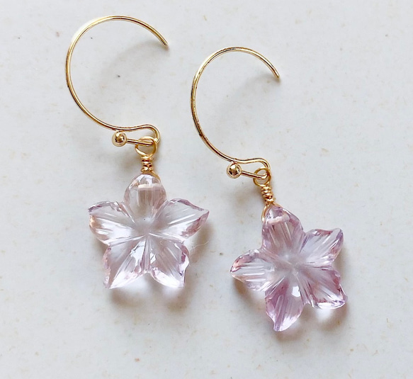 天然石スモーキーファンシーシェイプフラワーカービングのピアス