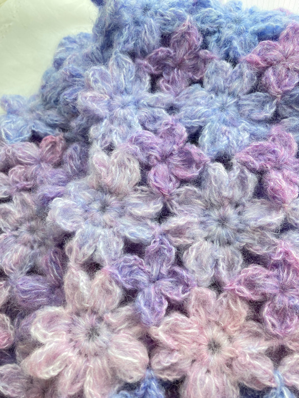 チクチクしない　お花模様編みマフラー　パープル・ブルー・ピンクグラデーション 8枚目の画像