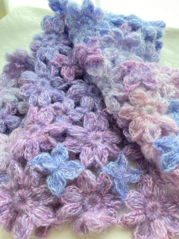 チクチクしない　お花模様編みマフラー　パープル・ブルー・ピンクグラデーション 5枚目の画像