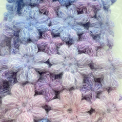 チクチクしない　お花模様編みマフラー　パープル・ブルー・ピンクグラデーション 2枚目の画像