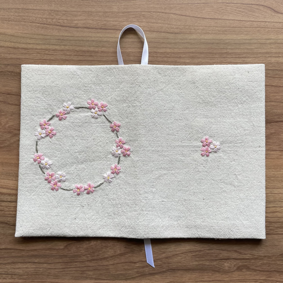 桜刺繍のブックカバー 3枚目の画像