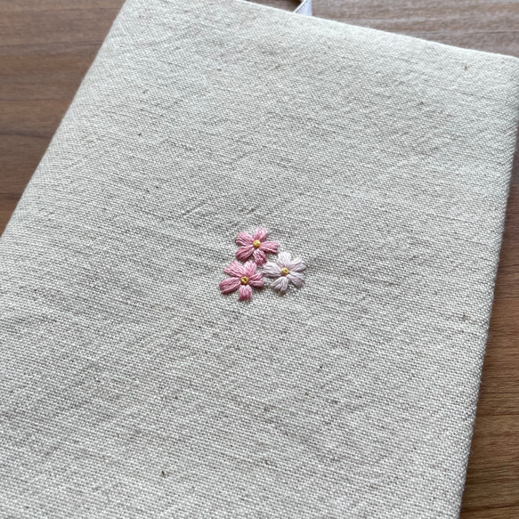 桜刺繍のブックカバー 8枚目の画像