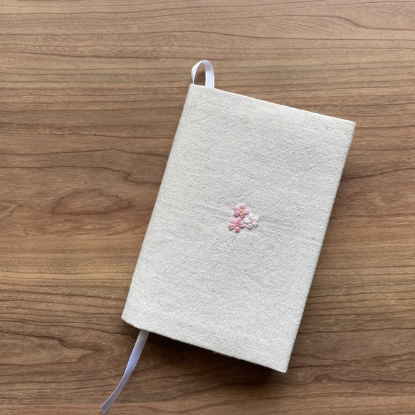 桜刺繍のブックカバー 2枚目の画像