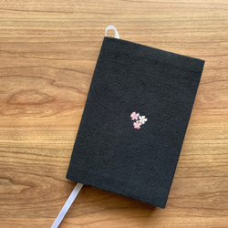 桜刺繍のブックカバー 2枚目の画像