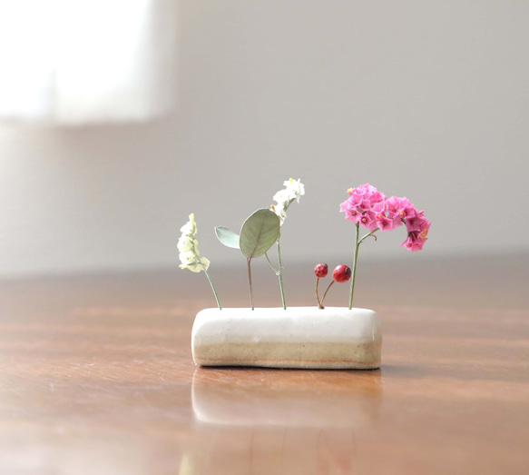 陶土の素朴な一連花立て ＊ ドライフラワー付き 一輪挿し・花瓶・花器