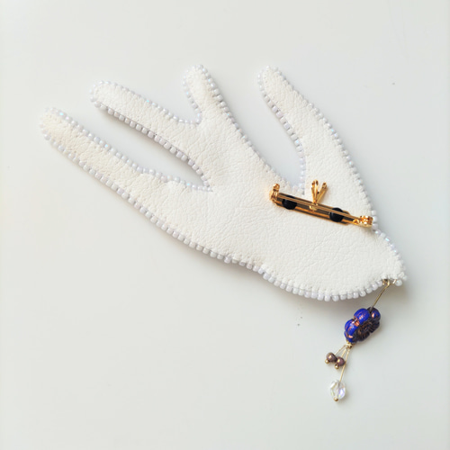 ツバメのビーズ刺繍ブローチ ～バッグチャームにもなります
