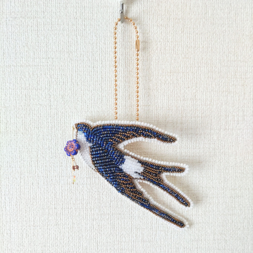 ツバメのビーズ刺繍ブローチ ～バッグチャームにもなります