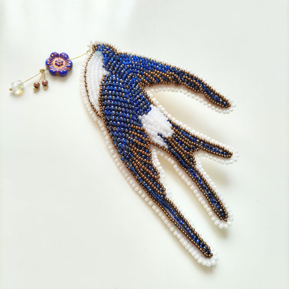 【リュウキュウアカショウビン】ビーズ刺繍ブローチバッグチャーム ツバメのビーズ刺繍ブローチ ～バッグチャームにもなります