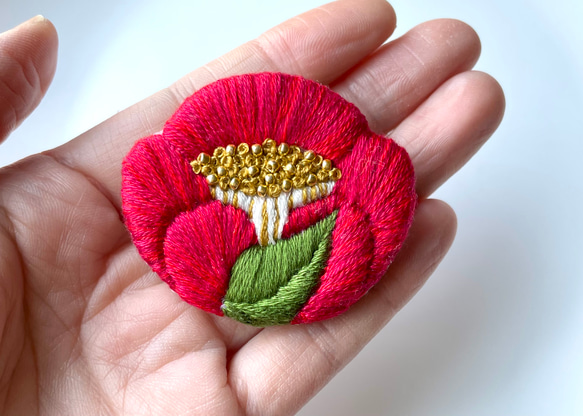 椿　刺繍ブローチ 3枚目の画像