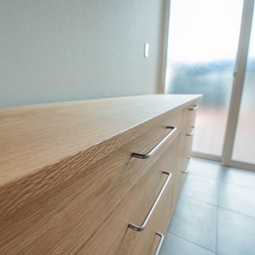 表情豊かなオーク無垢材で、味わいある空間に。 ずっと使いたくなるチェスト 旭川家具 TAKUMI KOHGEI 匠工芸 Guild ギルド チェスト 国産家具 無垢