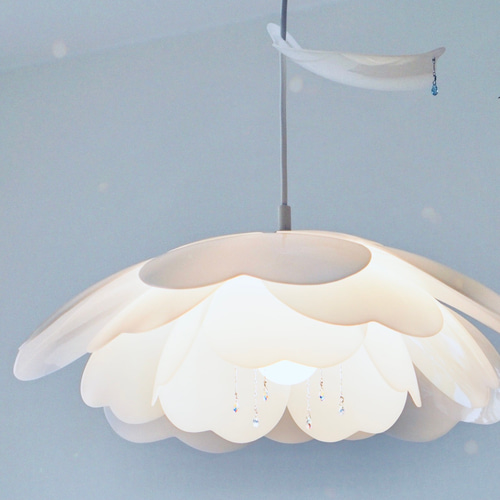 椿の四面ランプ 華やかに四季を彩る花々の様な艶やかなランプ。