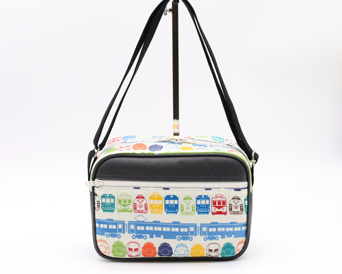手作り☆通園ショルダーバッグ☆Mサイズ☆電車柄ツートン☆ラミネート&撥水加工 手作り☆通園ショルダーバッグ☆Mサイズ☆電車柄ツートン☆ラミネート&撥