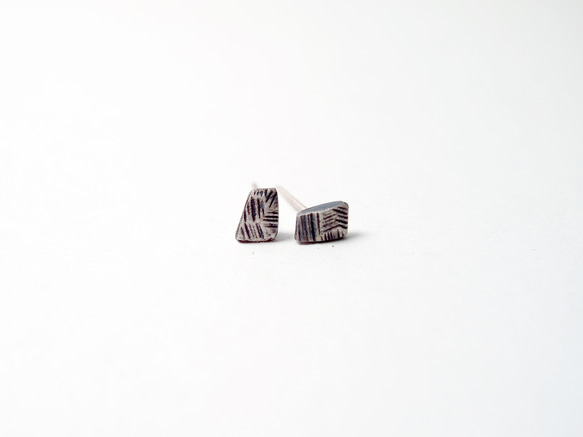 Coal 系列 #a202 黑霧岩針式耳環 第1張的照片
