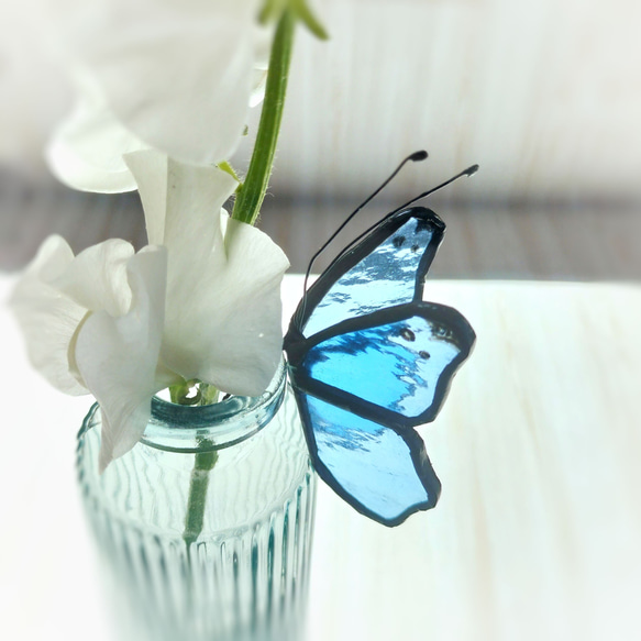 蝶のステンドグラス　サンキャッチャー（空色）蝶々　母の日などの花ギフトに添えてのプレゼントにいかがですか？ 4枚目の画像