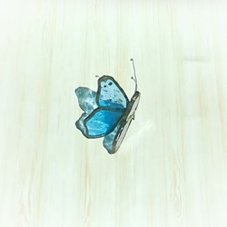蝶のステンドグラス　サンキャッチャー（空色）蝶々　 6枚目の画像