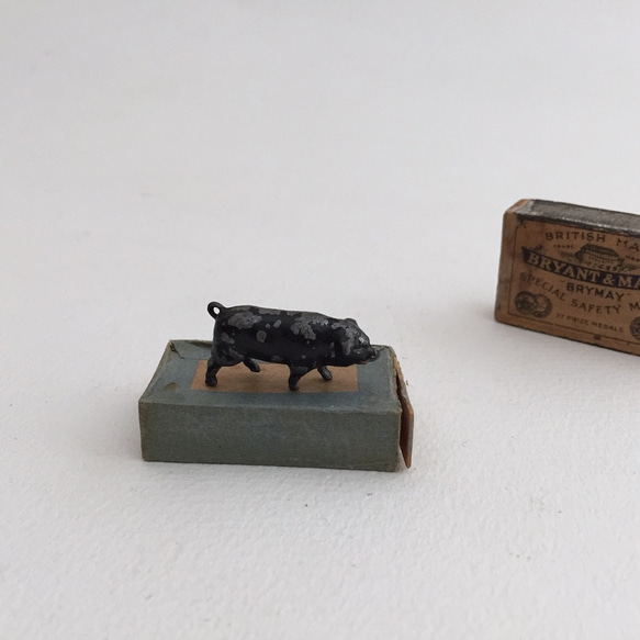 鉄のおもちゃフィギュア　ぶたのオブジェ　ぶたの置きもの　イギリス　幸運のシンボル 2枚目の画像