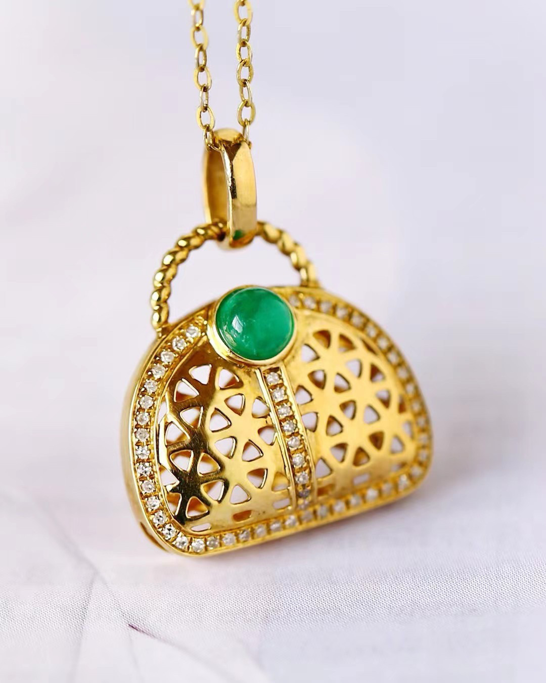 「かばん」K18 天然エメラルド　ダイヤモンド　春　並び無い  5月誕生石　夫婦愛　安定　ペンダントのみ　0.35ct